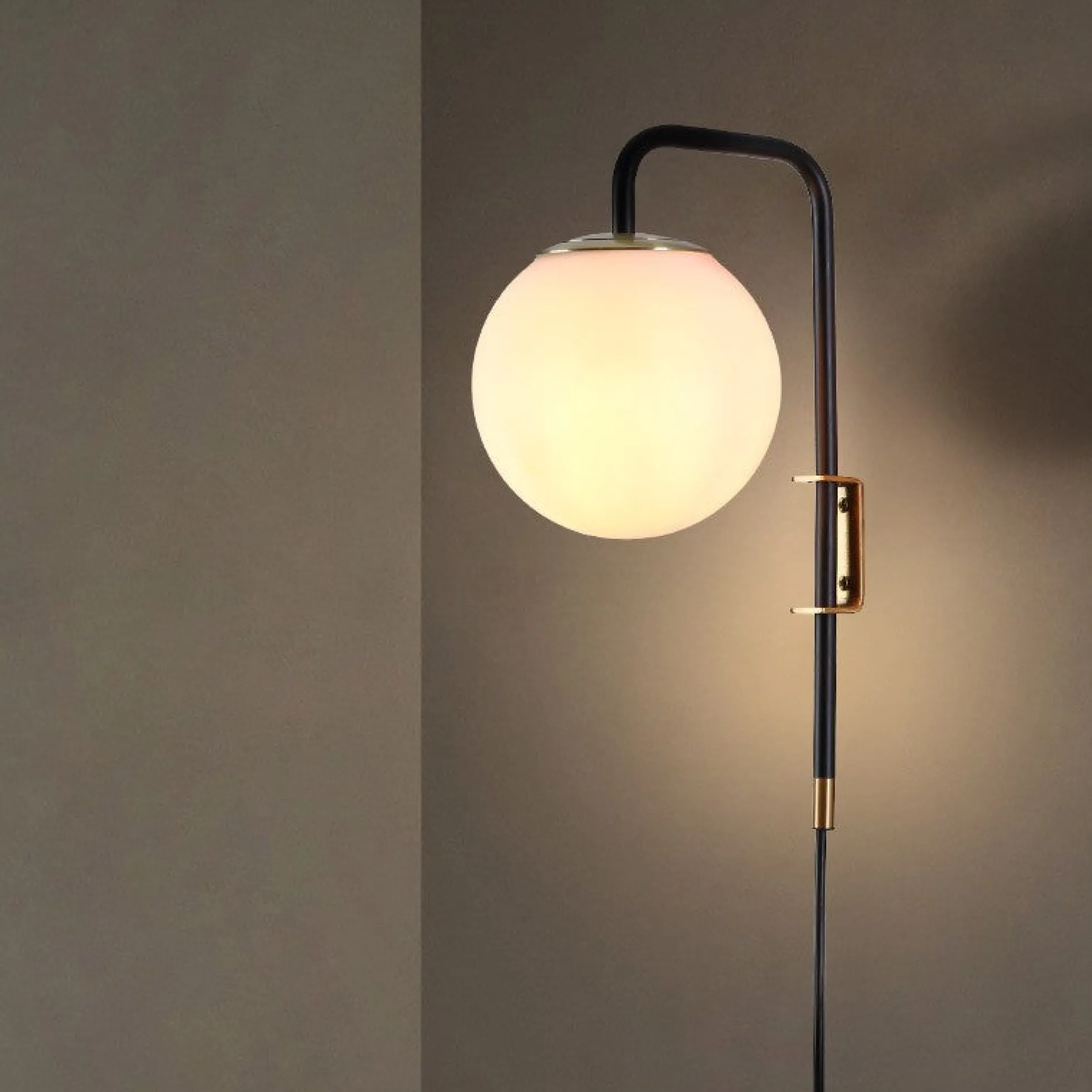 Aplique de pared bola cristal con cable y enchufe "Bilsen" - E27