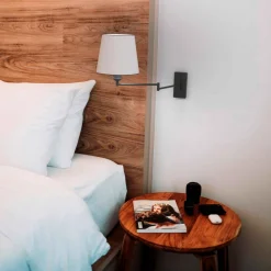 Aplique de pared con brazo articulado