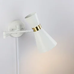 Aplique de pared con brazo articulado y enchufe