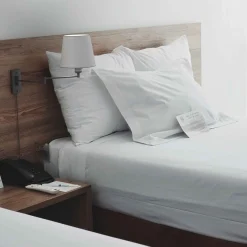 Aplique de pared con brazo articulado y enchufe