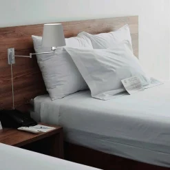 Aplique de pared con brazo articulado y enchufe