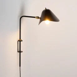 Aplique de pared de diseño con enchufe 