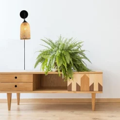 Aplique de pared de mimbre con enchufe 