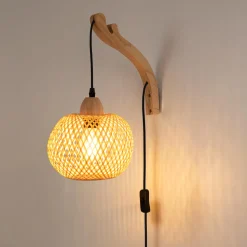 Aplique de pared de mimbre y madera
