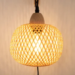 Aplique de pared de mimbre y madera