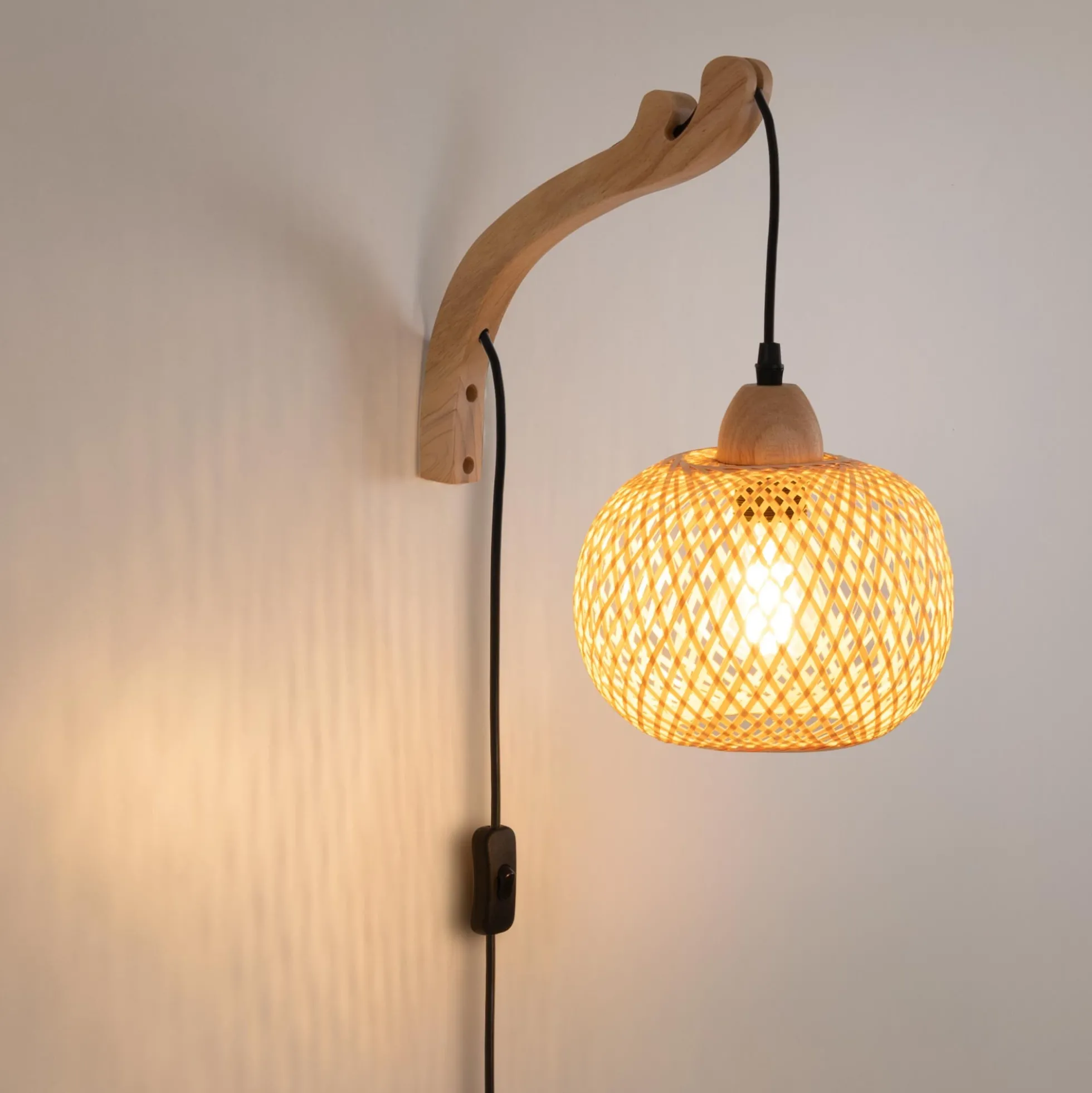 Aplique de pared de mimbre y madera "Phuket" - Con cable y enchufe - E27