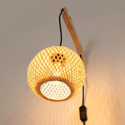 Aplique de pared de mimbre y madera