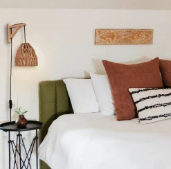 Aplique de pared en madera con pantalla de papel trenzado