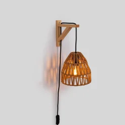 Aplique de pared en madera con pantalla de papel trenzado