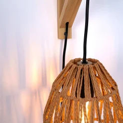 Aplique de pared en madera con pantalla de papel trenzado