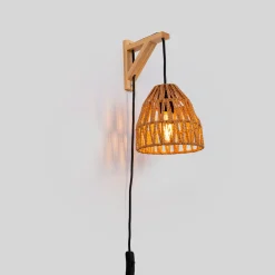 Aplique de pared en madera con pantalla de papel trenzado
