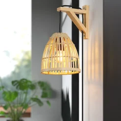Aplique de pared en madera con pantalla de bambú