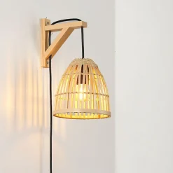 Aplique de pared en madera con pantalla de bambú