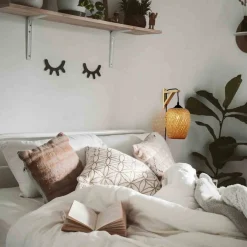 Aplique de pared en madera, pantalla de mimbre y cable con interruptor y enchufe 