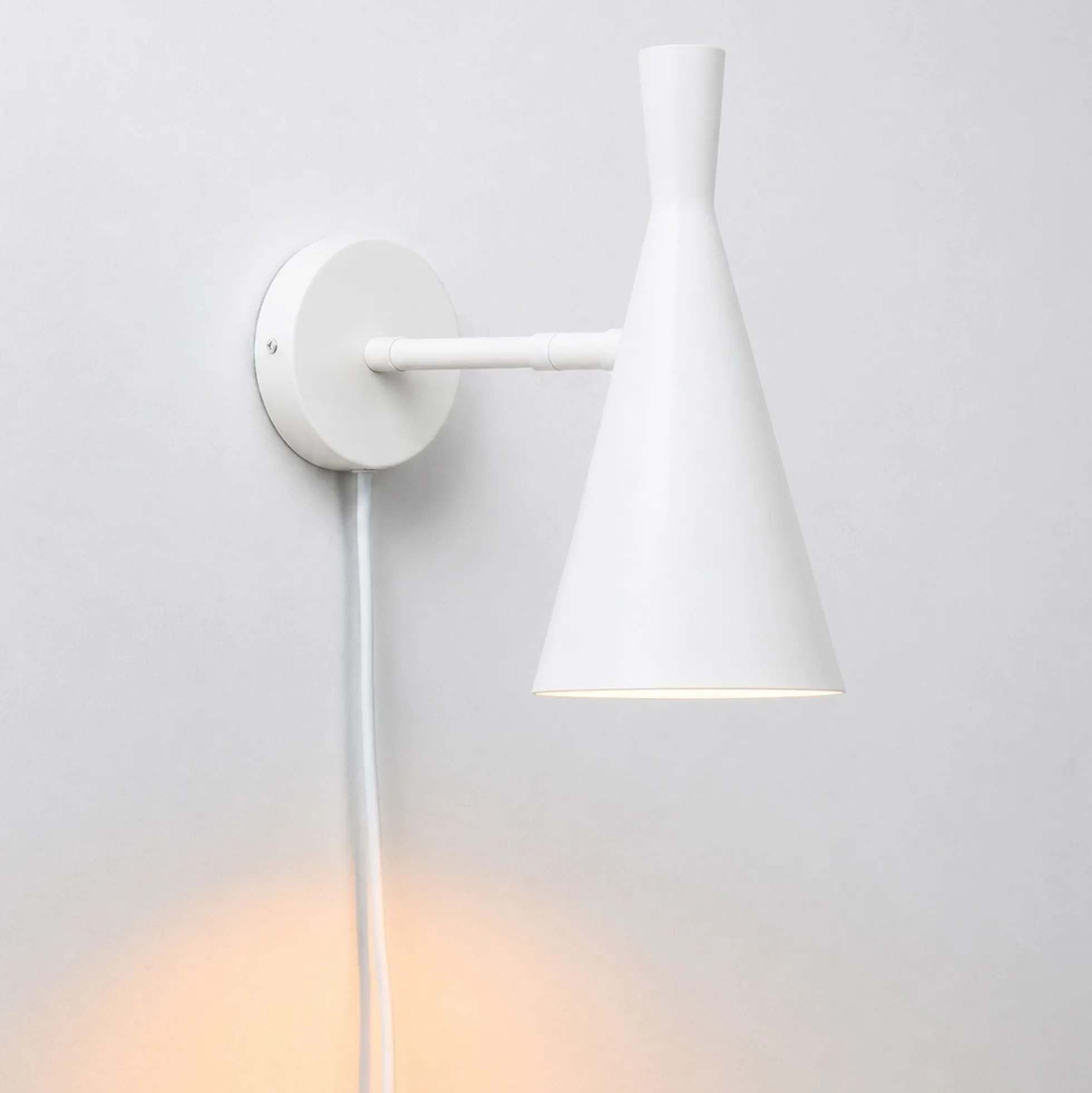 Aplique de pared escandinavo orientable 330° con interruptor y enchufe