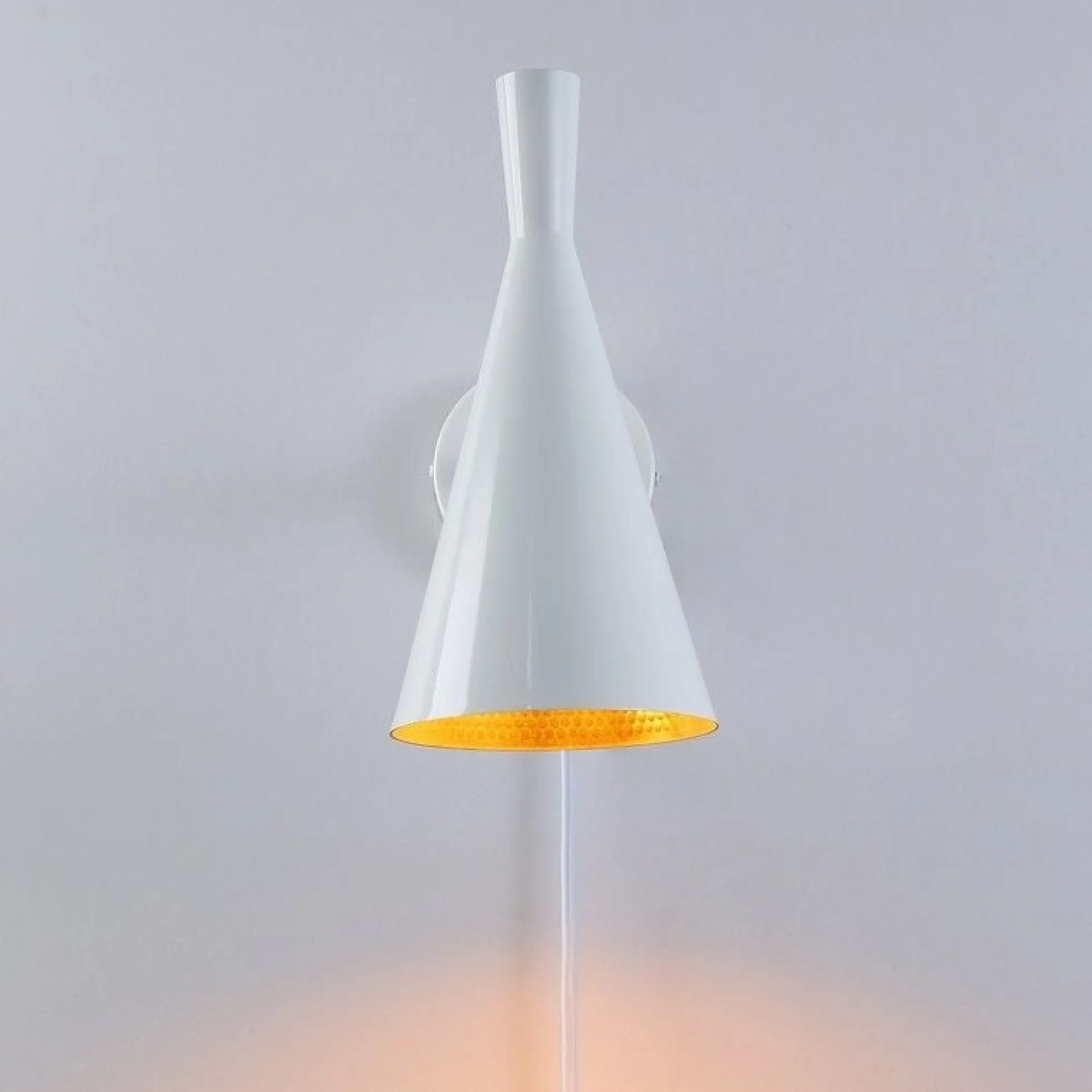 Aplique de pared escandinavo orientable 330° con interruptor y enchufe