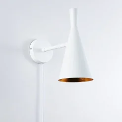 Aplique de pared escandinavo orientable 330° con interruptor y enchufe