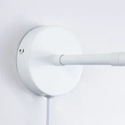 Aplique de pared escandinavo orientable 330° con interruptor y enchufe