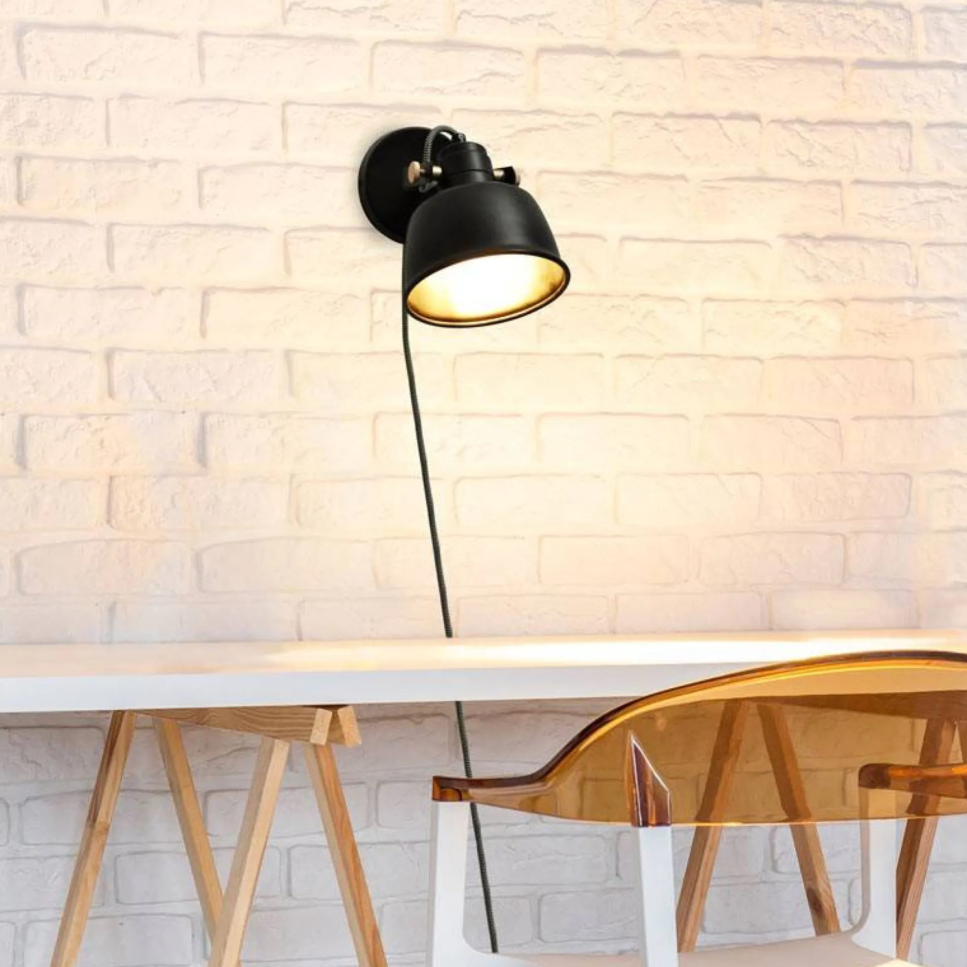 Aplique de pared interior "KUKKA" con interruptor y enchufe