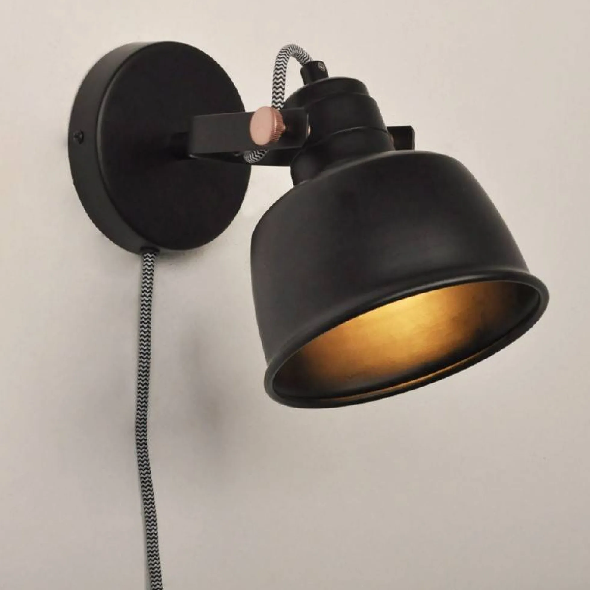 Aplique de pared interior "KUKKA" con interruptor y enchufe