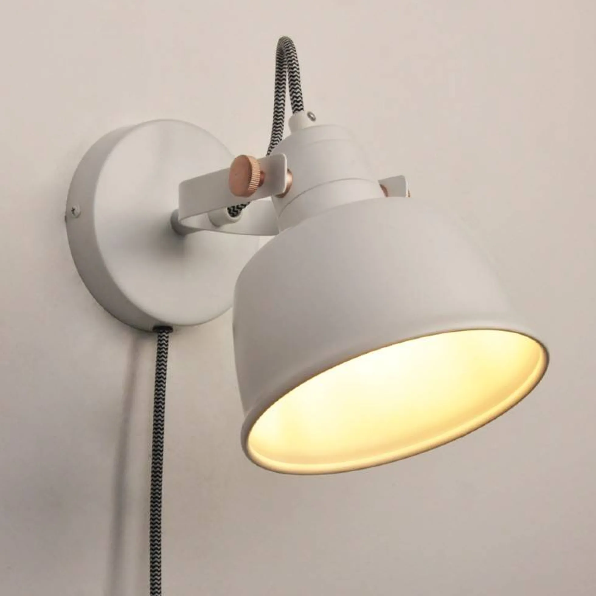 Aplique de pared interior "KUKKA" con interruptor y enchufe
