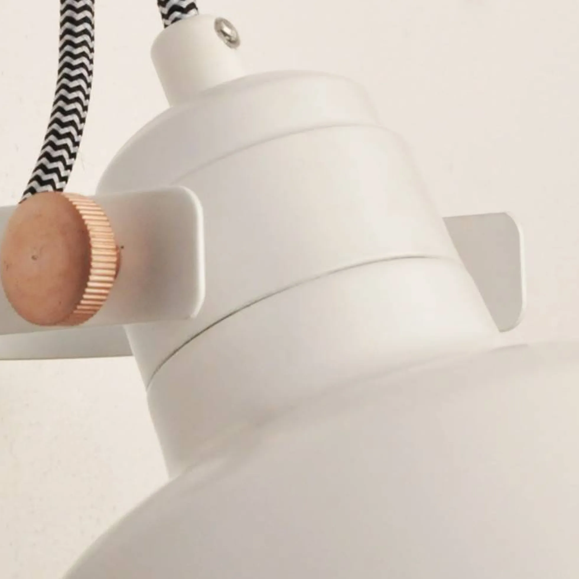 Aplique de pared interior "KUKKA" con interruptor y enchufe