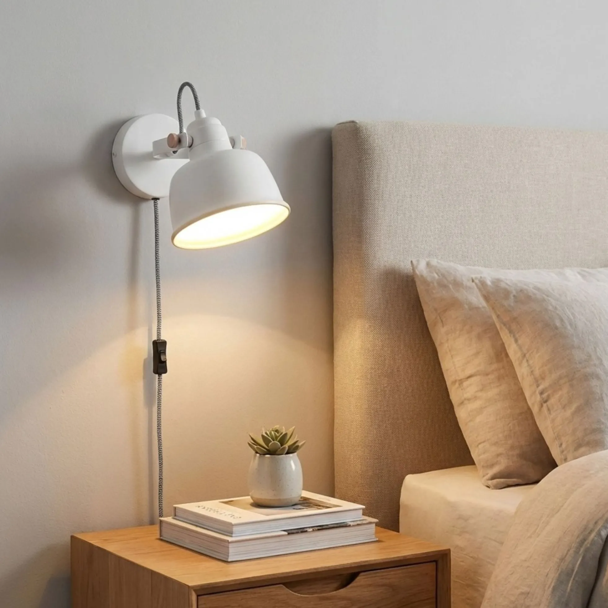Aplique de pared interior "KUKKA" con interruptor y enchufe