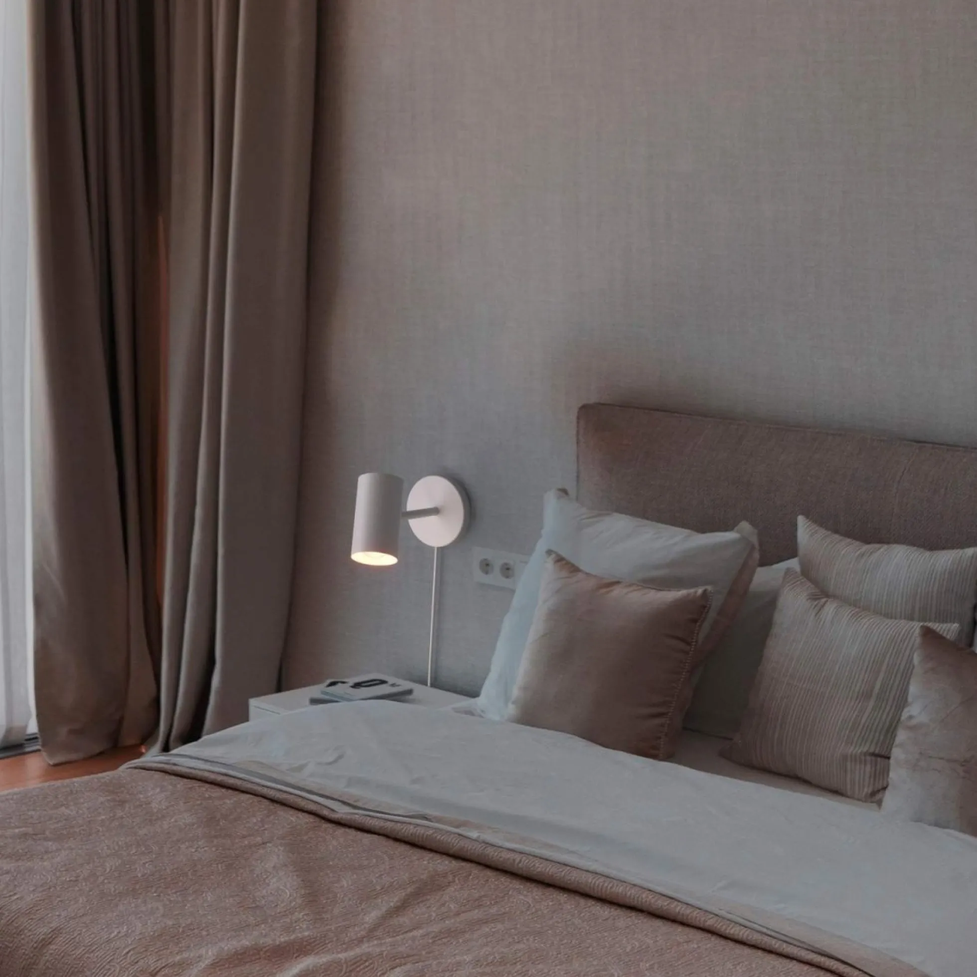 Aplique de pared interior orientable "Ben" con cable y enchufe - E27