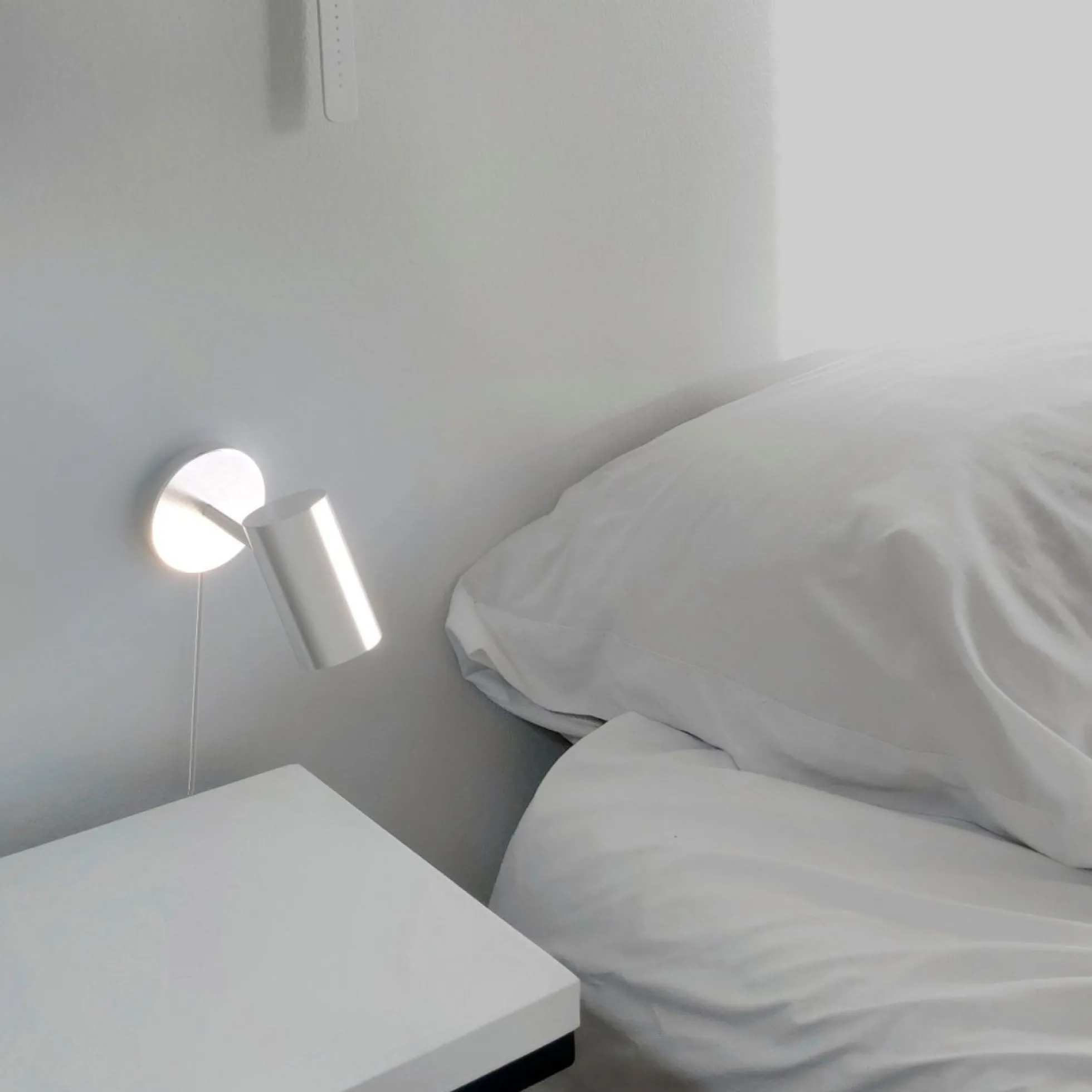 Aplique de pared interior orientable "Ben" con cable y enchufe - E27