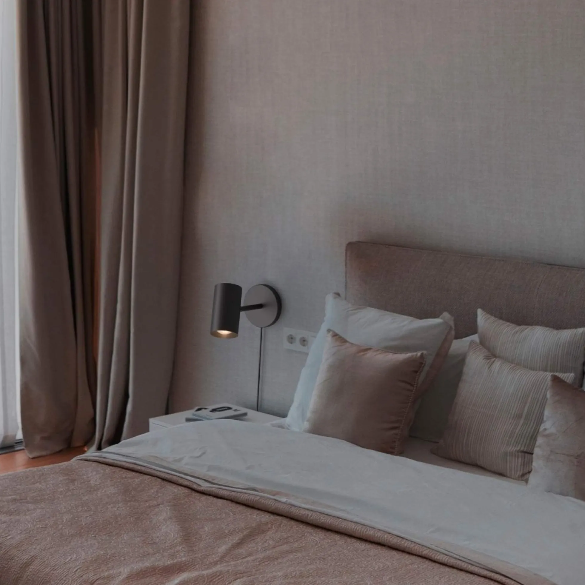 Aplique de pared interior orientable "Ben" con cable y enchufe - E27