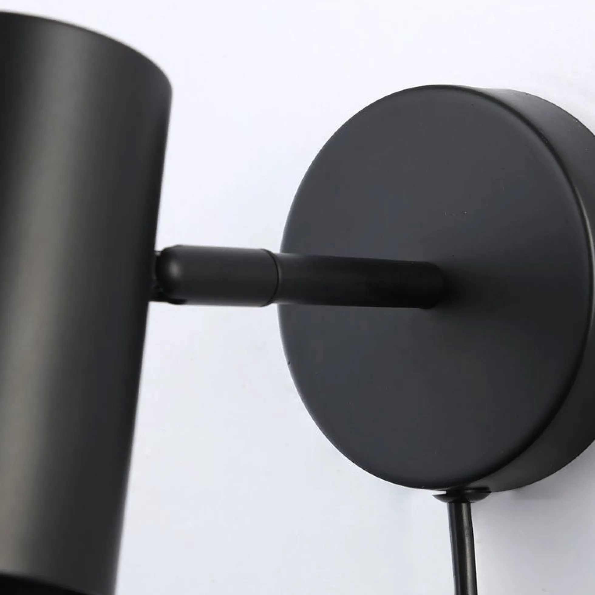 Aplique de pared interior orientable "Ben" con cable y enchufe - E27
