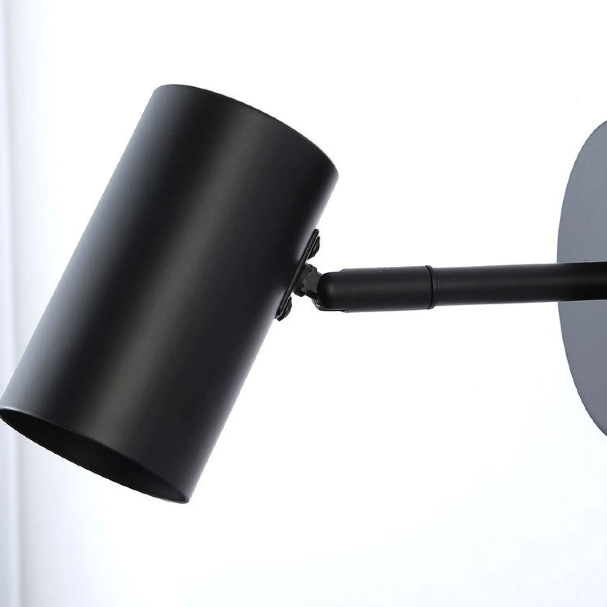 Aplique de pared interior orientable "Ben" con cable y enchufe - E27