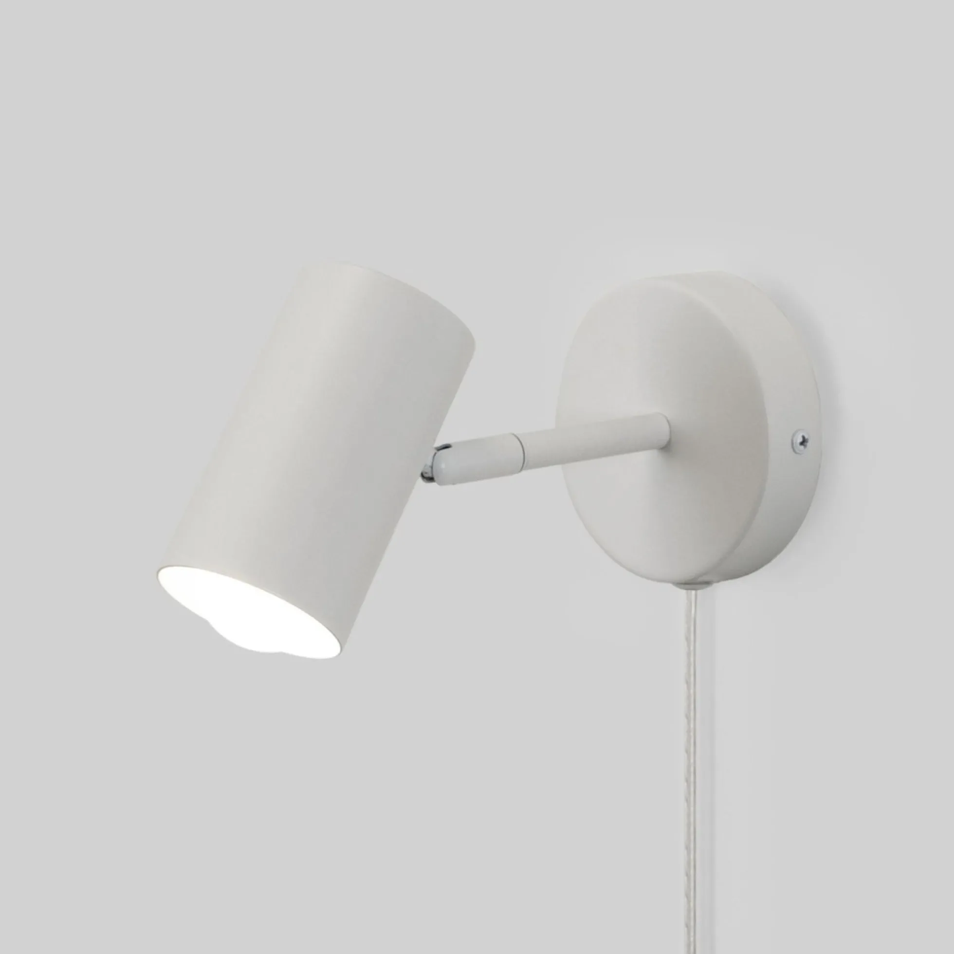 Aplique de pared interior orientable "Ben" con cable y enchufe - E27