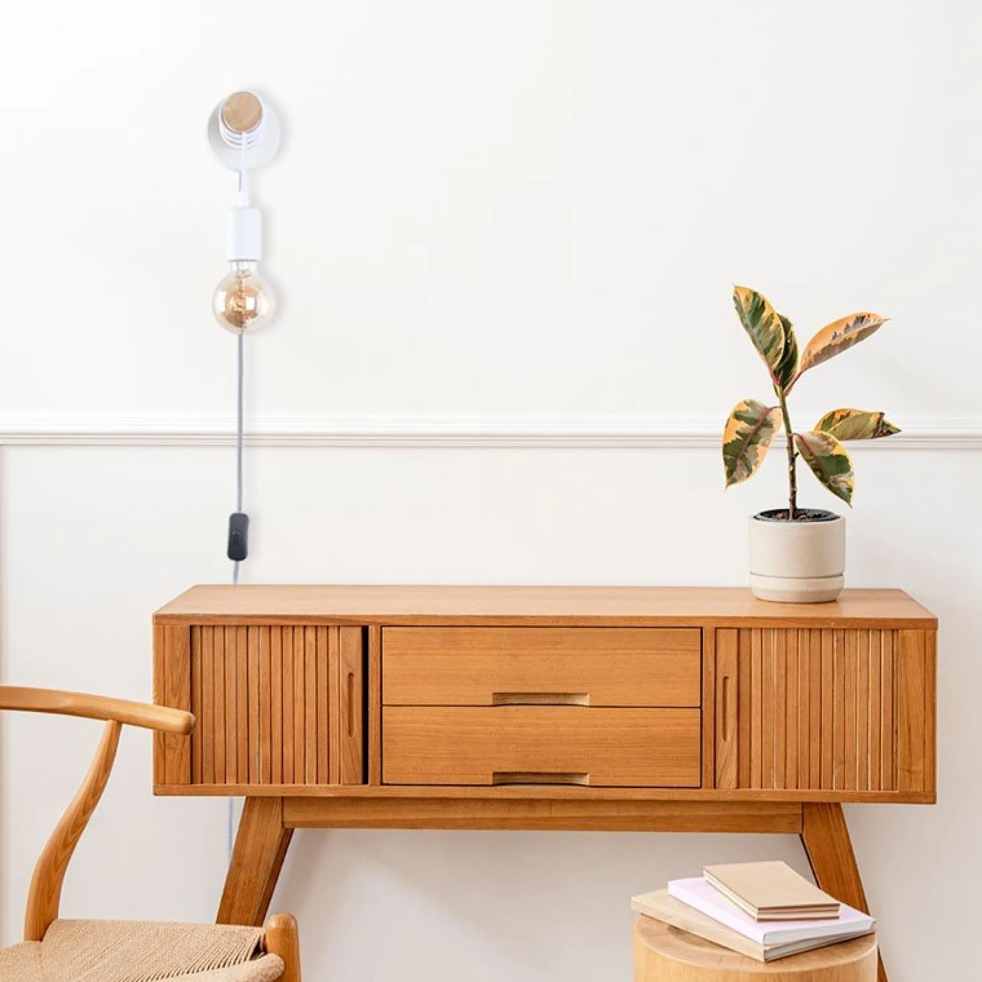 Aplique de pared madera con interruptor y enchufe "MILA"