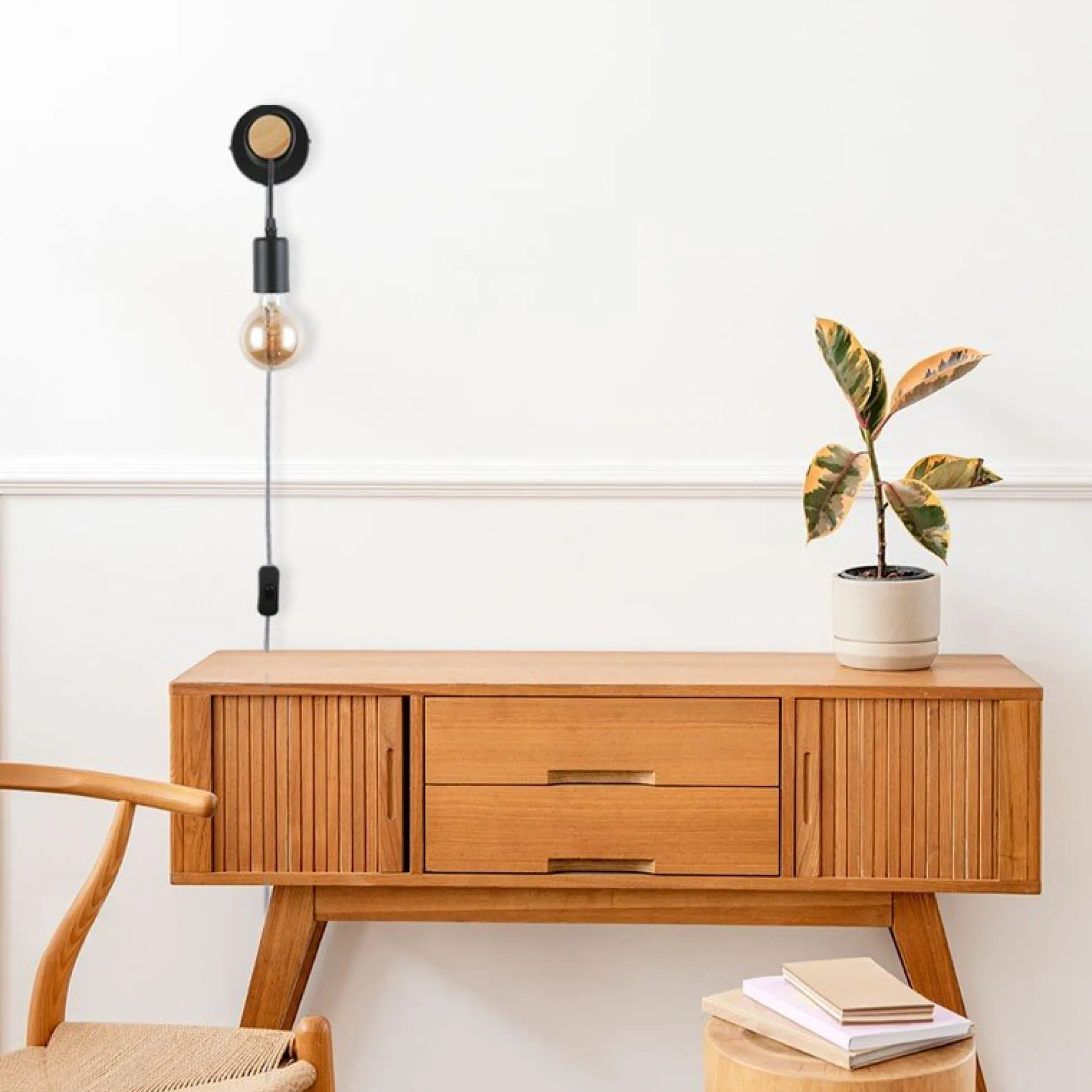 Aplique de pared madera con interruptor y enchufe "MILA"