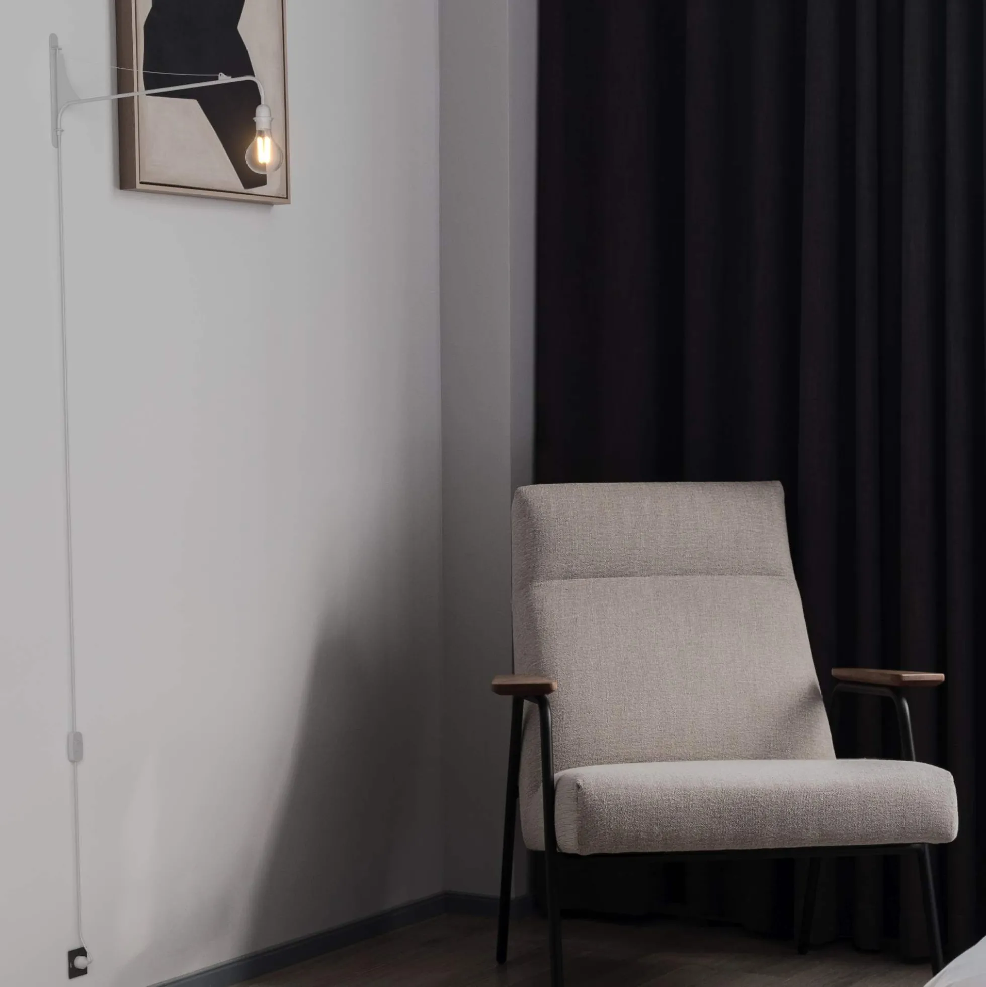 Aplique de pared orientable con cable y enchufe "Pitt"
