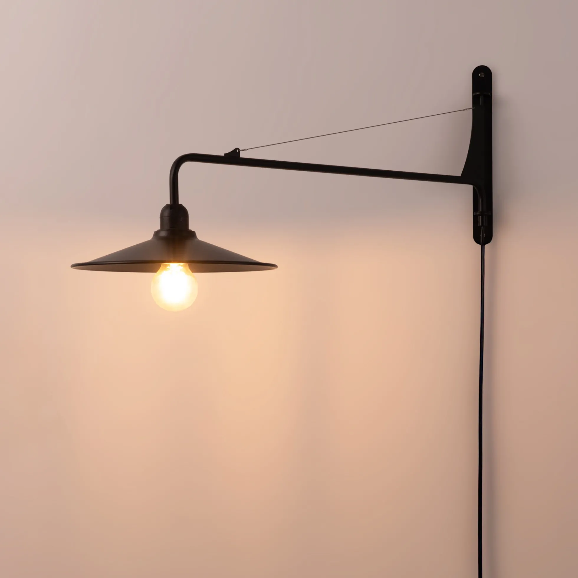 Aplique de pared orientable "PETTI" con cable y enchufe - E27
