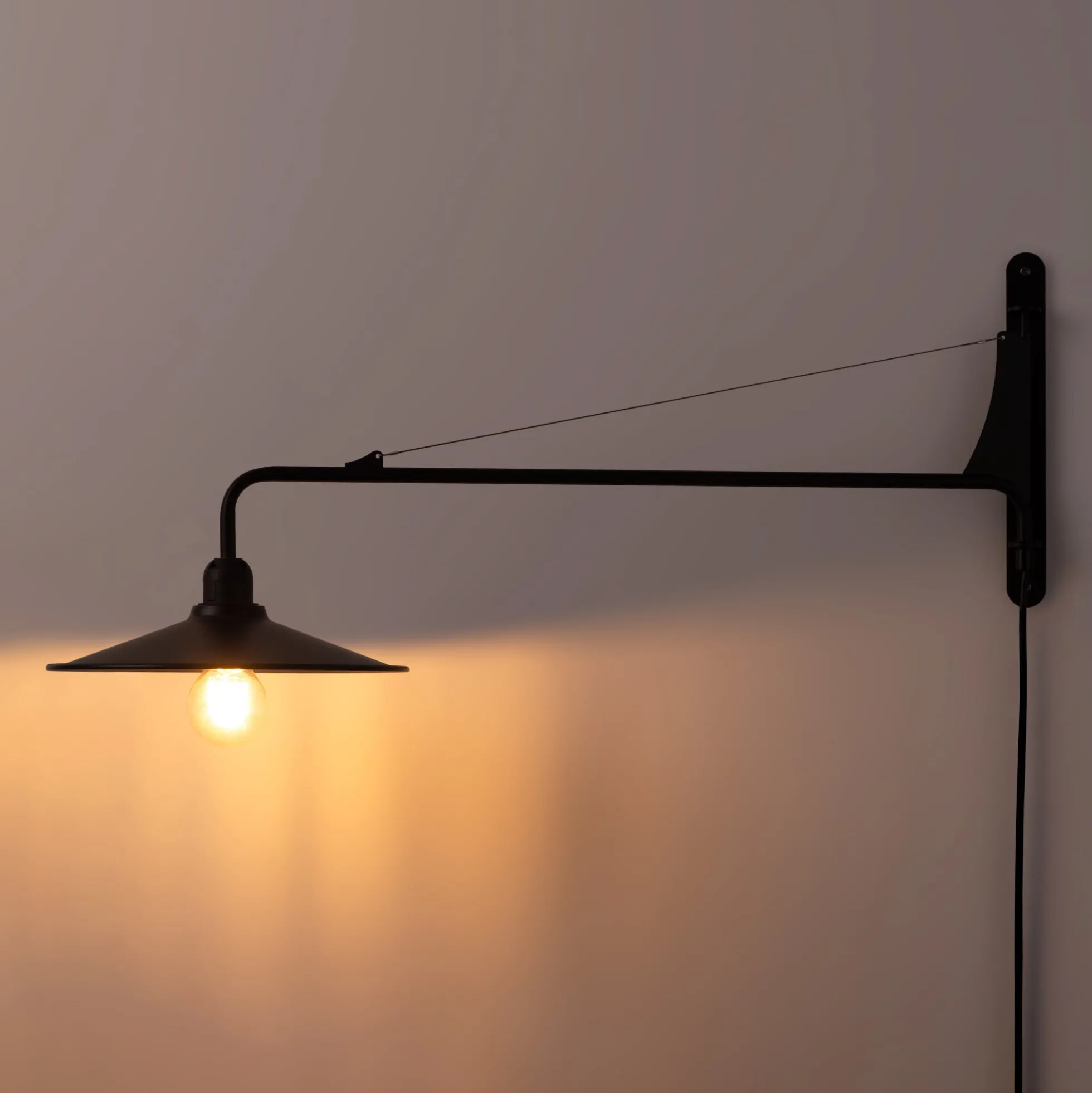 Aplique de pared orientable "PETTI" con cable y enchufe - E27