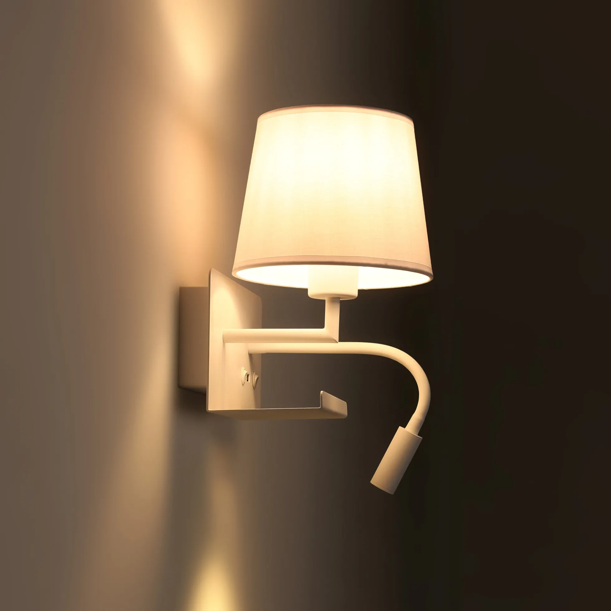 Aplique de pared para lectura "TARAN" - Con foco LED orientable y puerto USB - E27 + 3W