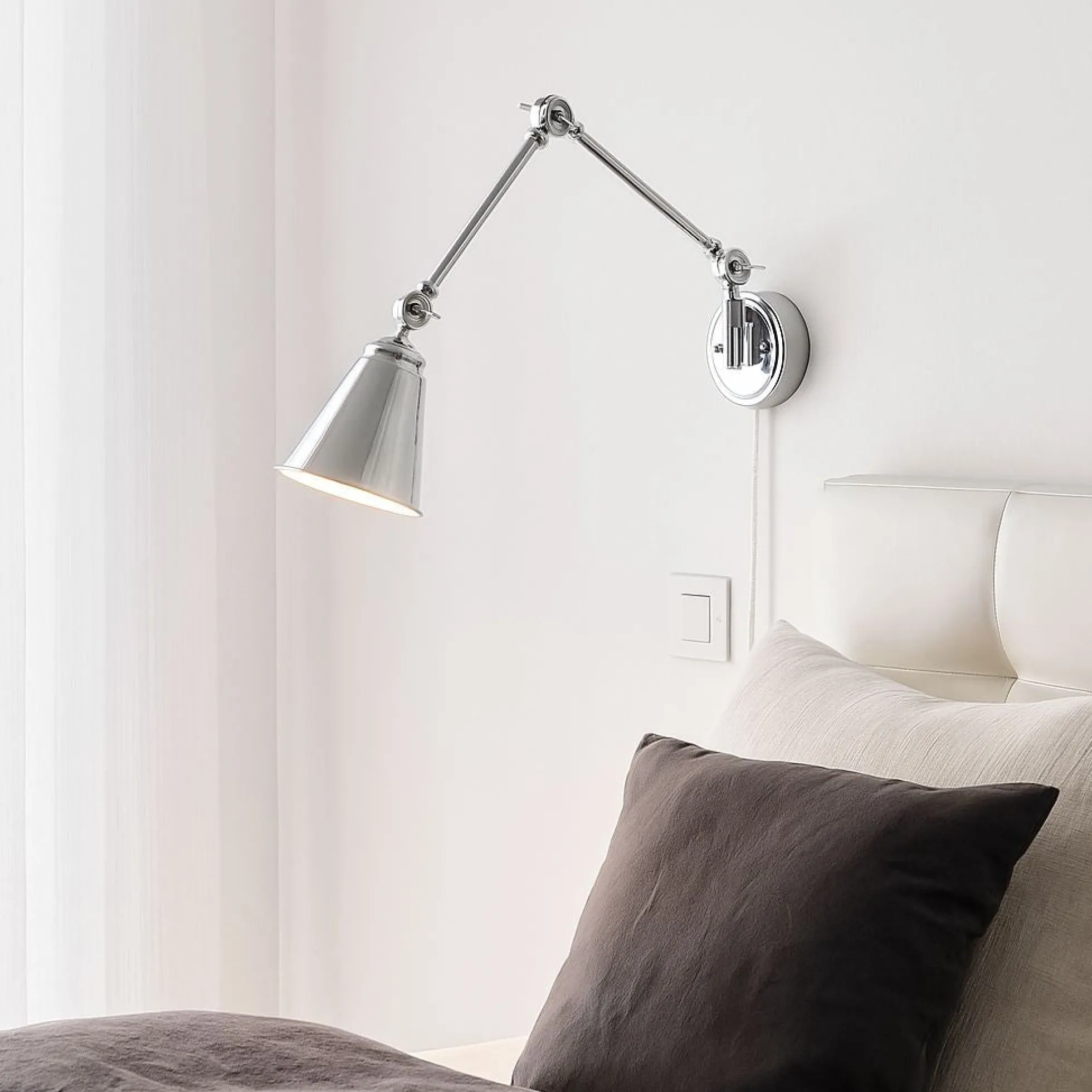 Aplique de pared vintage orientable con cable y enchufe "Tika"