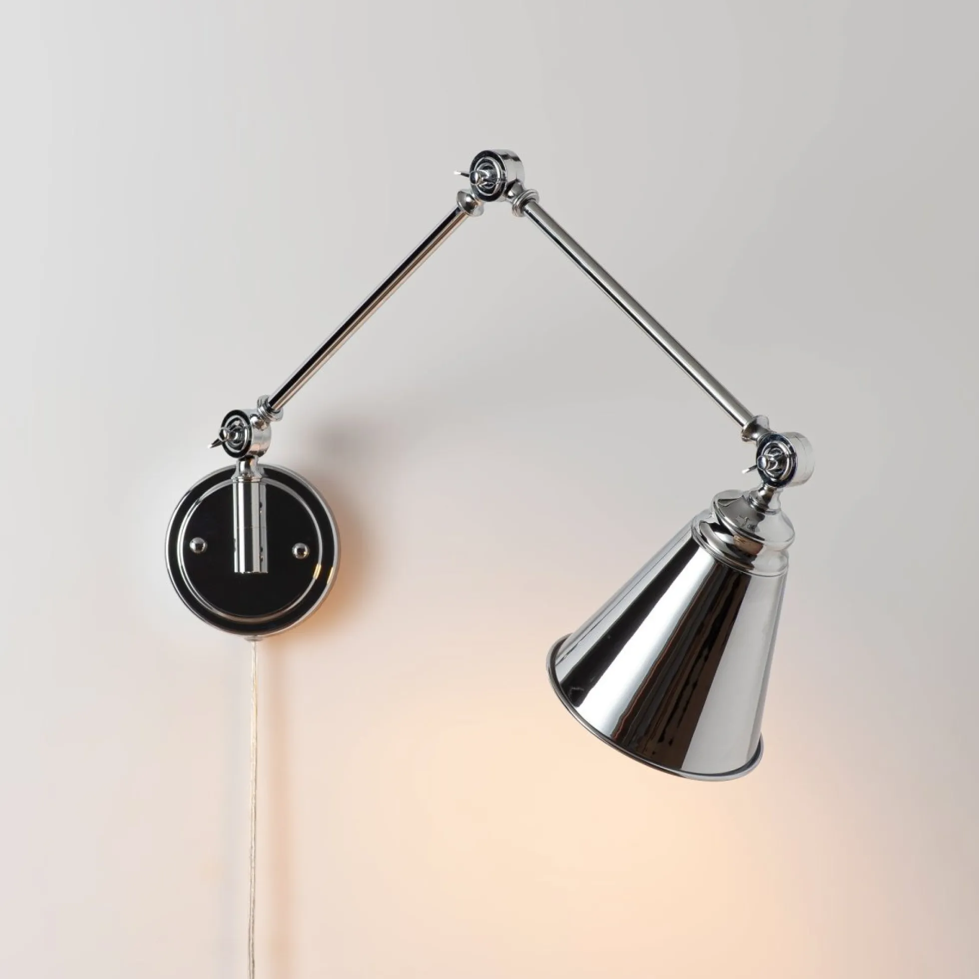 Aplique de pared vintage orientable con cable y enchufe "Tika"