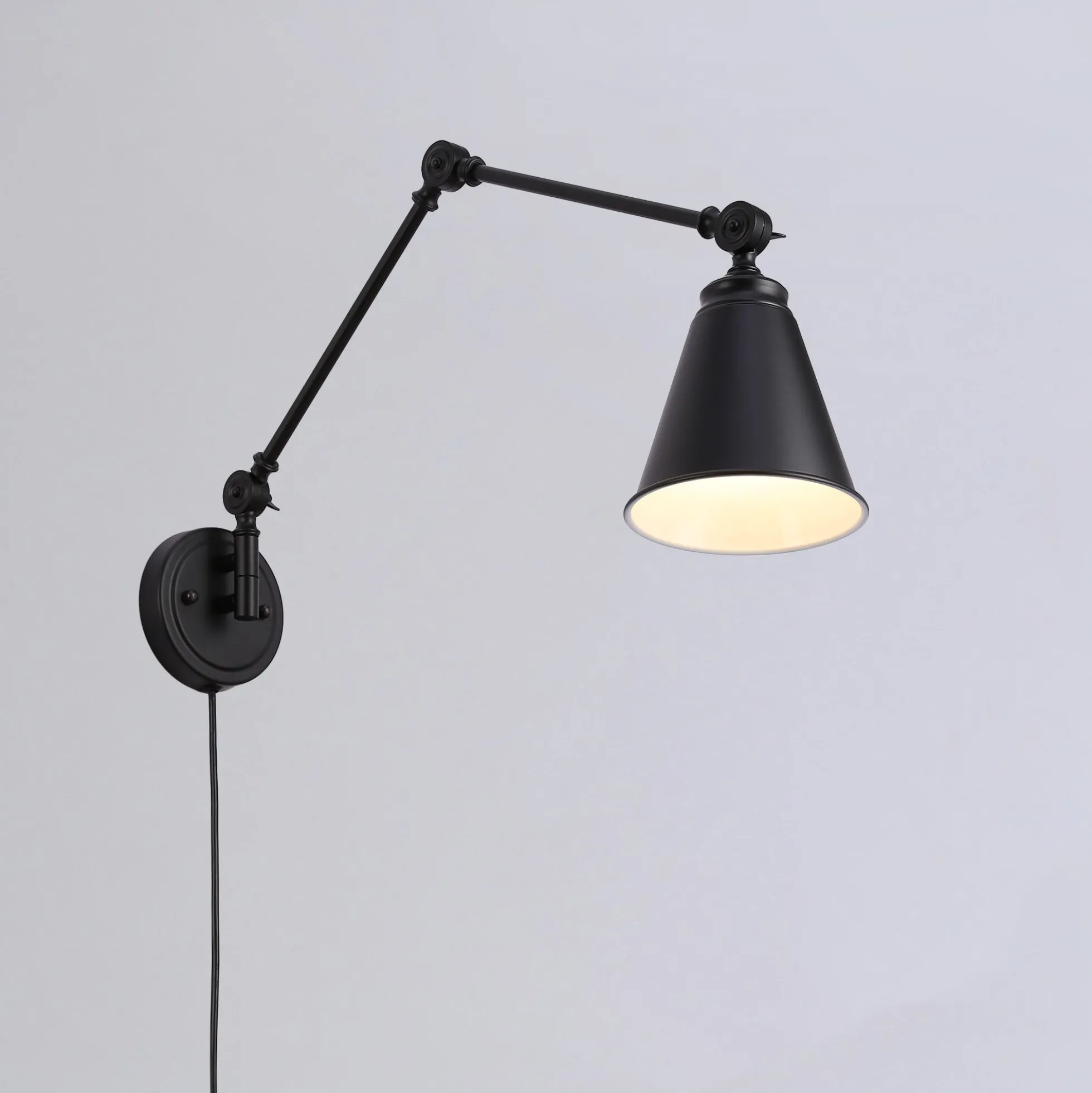 Aplique de pared vintage orientable con cable y enchufe "Tika"