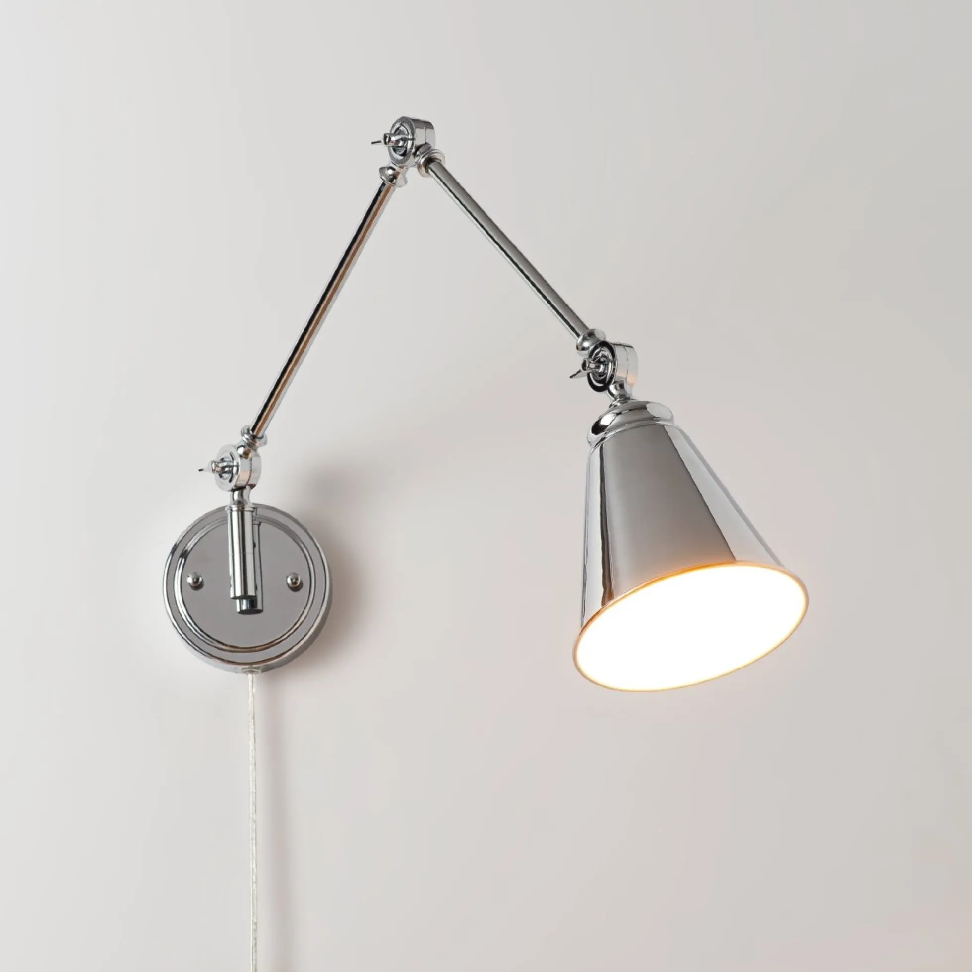 Aplique de pared vintage orientable con cable y enchufe "Tika"