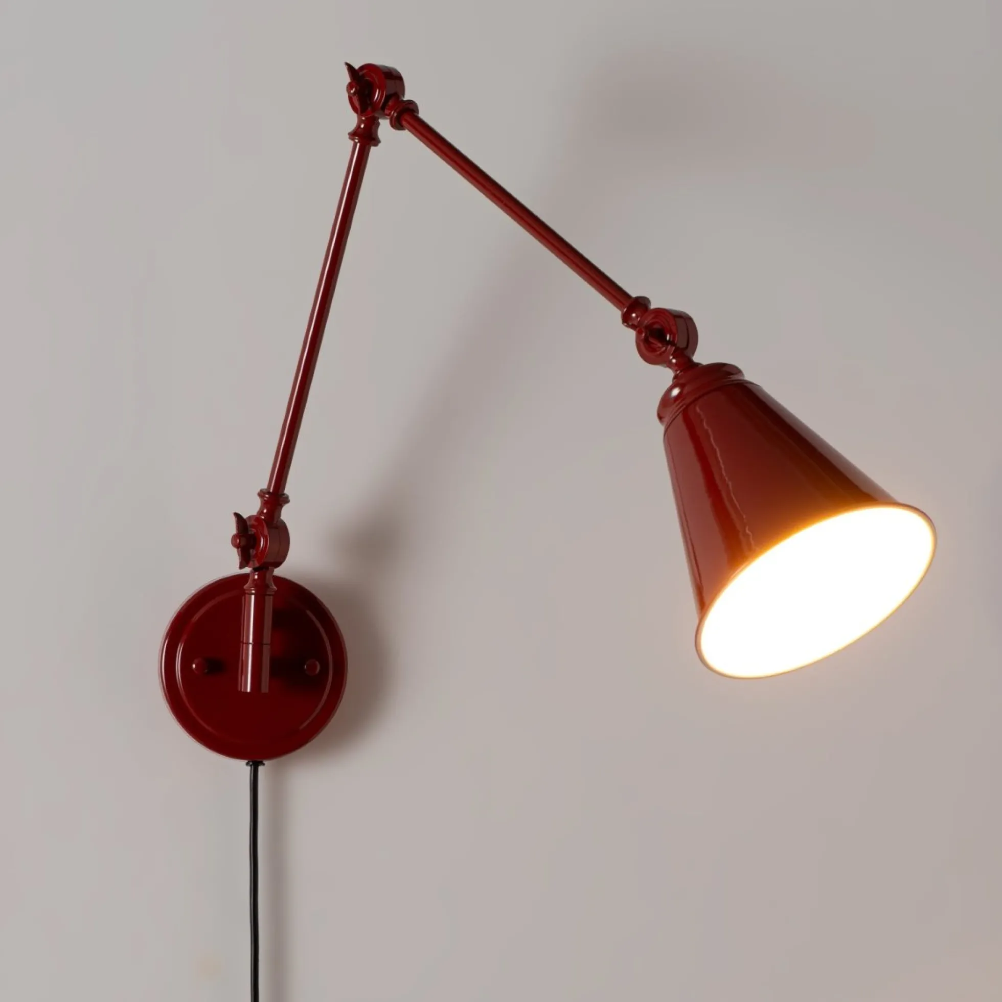 Aplique de pared vintage orientable con cable y enchufe "Tika"