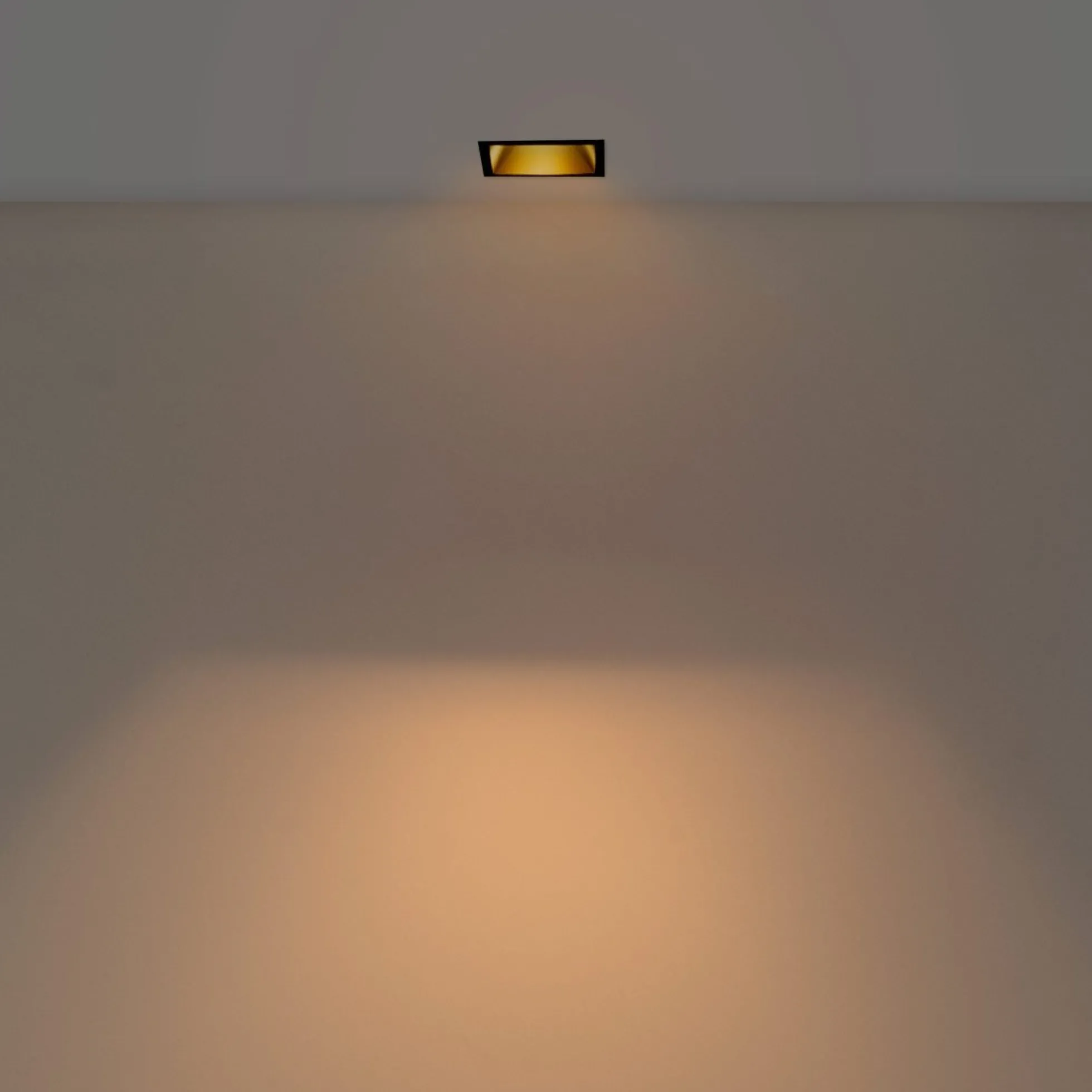 Aro downlight cuadrado asimétrico - Bajo UGR - Corte 75 x 75mm