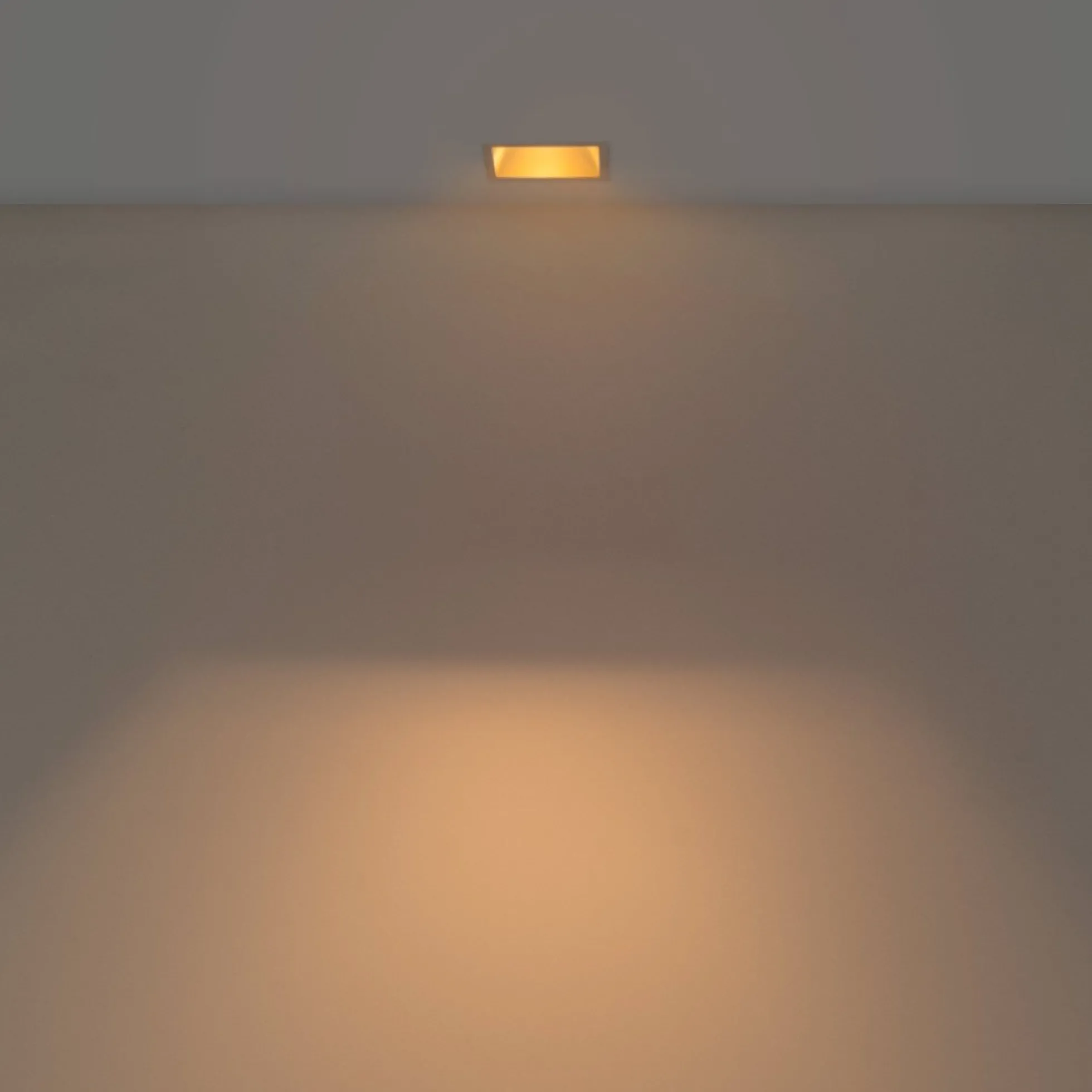 Aro downlight cuadrado asimétrico - Bajo UGR - Corte 75 x 75mm