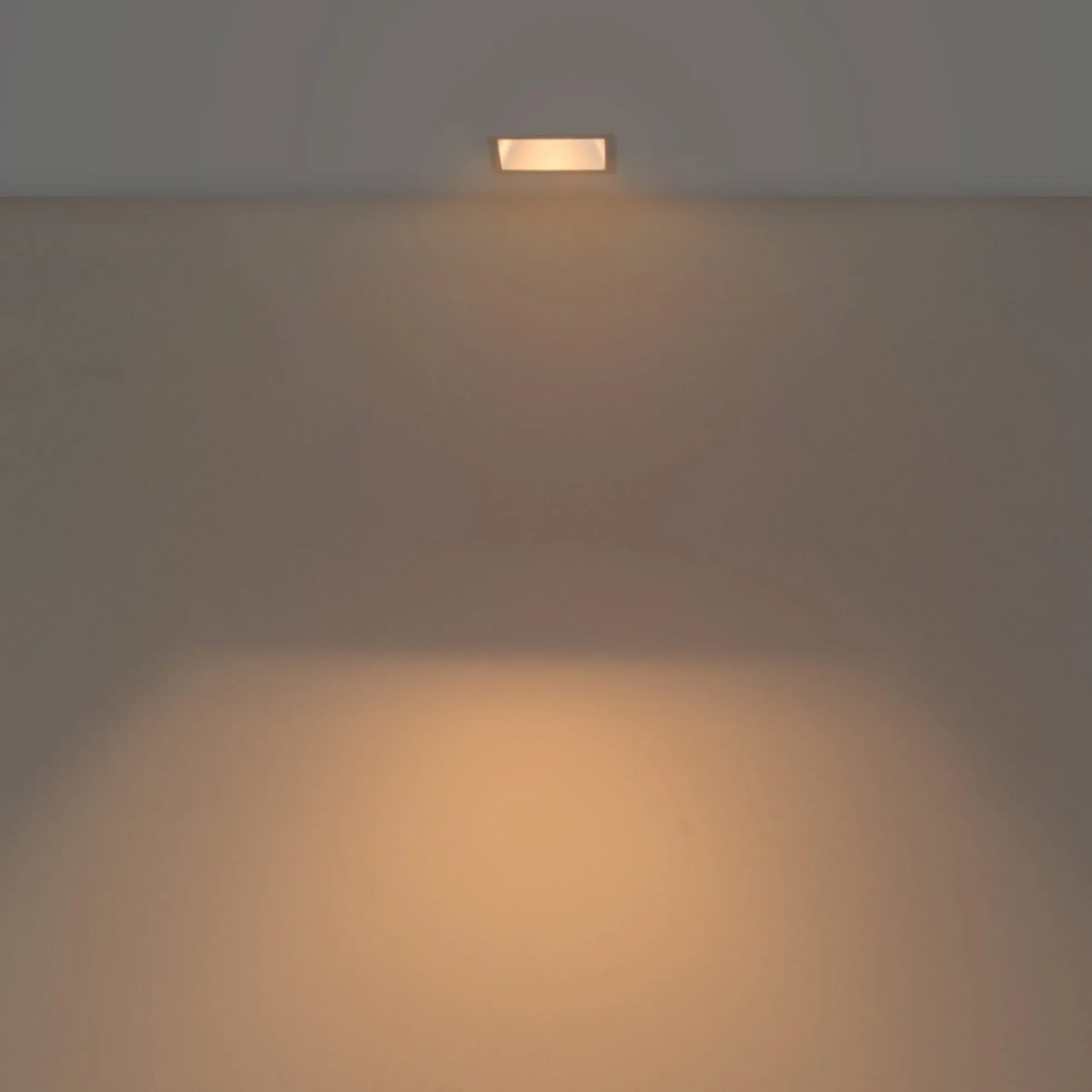 Aro downlight cuadrado asimétrico - Bajo UGR - Corte 75 x 75mm