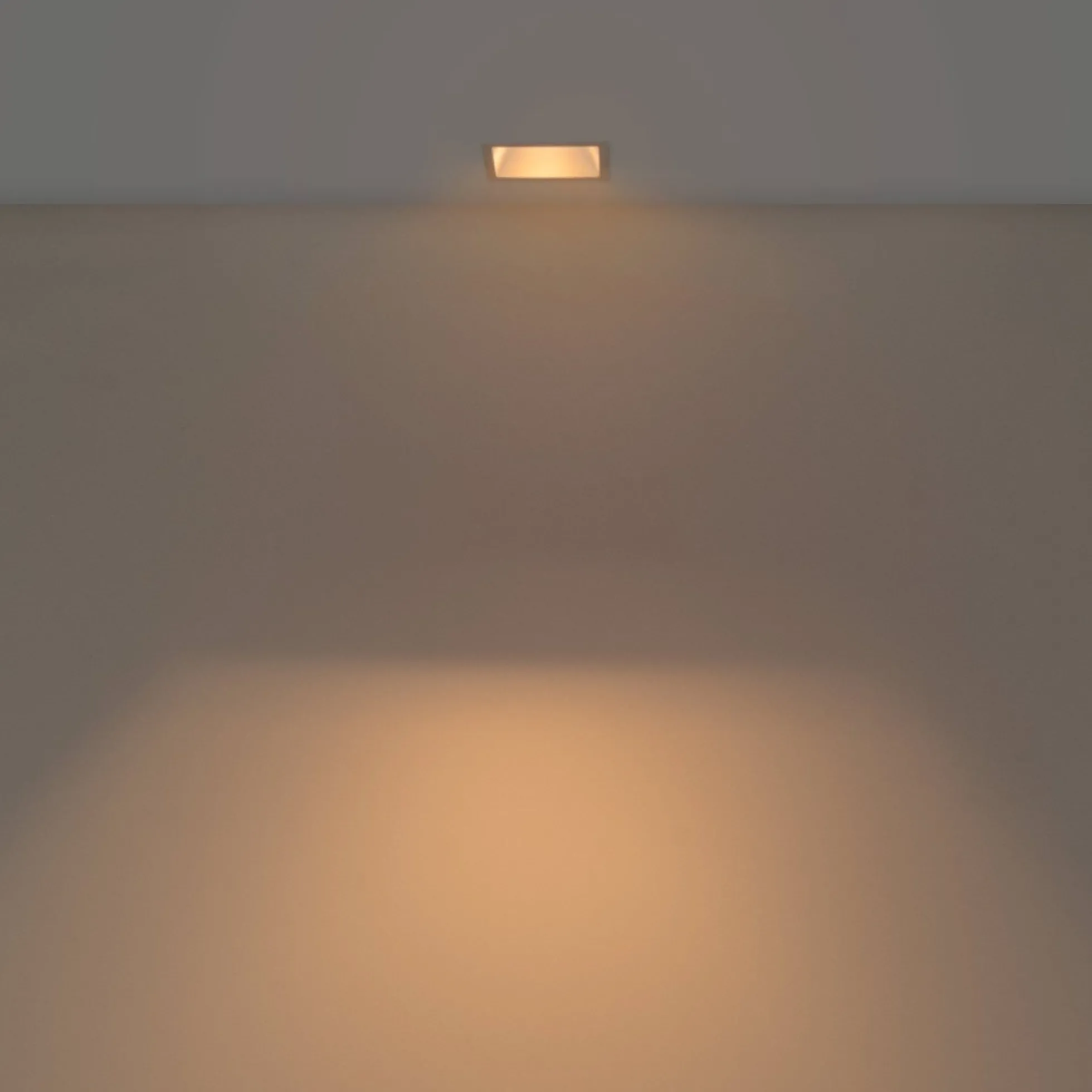 Aro downlight cuadrado asimétrico - Bajo UGR - Corte 75 x 75mm