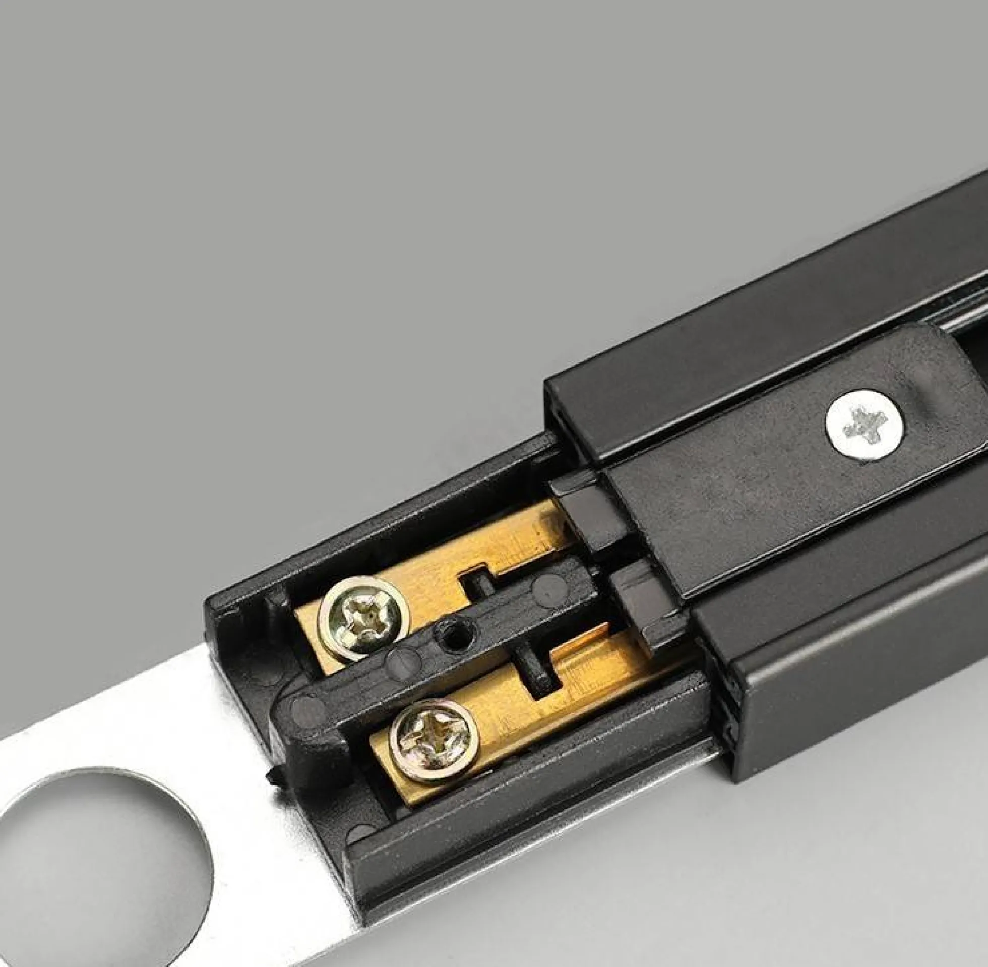 Conector de inicio para carril monofásico de superficie