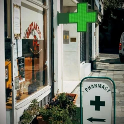 Cruz de farmacia LED monocolor verde programable P10 - Exterior - 96x96cm